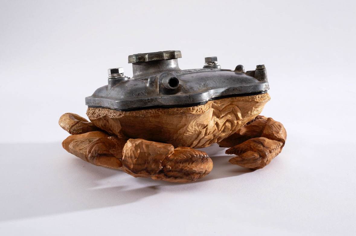 IRON -crab-/2024/工業製品のジャンクパーツと木彫を掛け合わせた彫刻シリーズ｡車のパーツを用いて蟹に見立てて彫刻を作成。