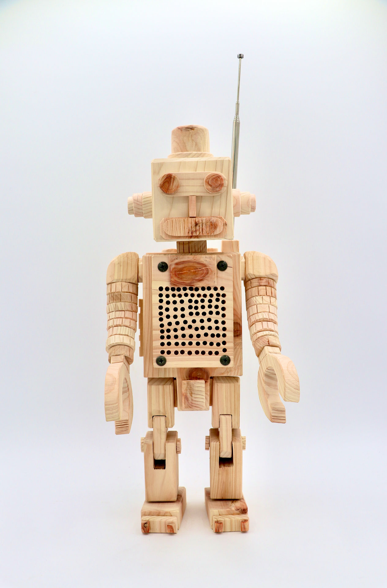 Toy sculpture -robot-/2025/立体分野であるおもちゃと彫刻２つの概念を考察して､おもちゃにも彫刻にもなりうる存在として制作した作品です｡古き良き昭和時代のロボット形のおもちゃを模した木彫にスピーカーが仕込まれていてスマホとBluetooth接続して音を流すことが出来ます｡