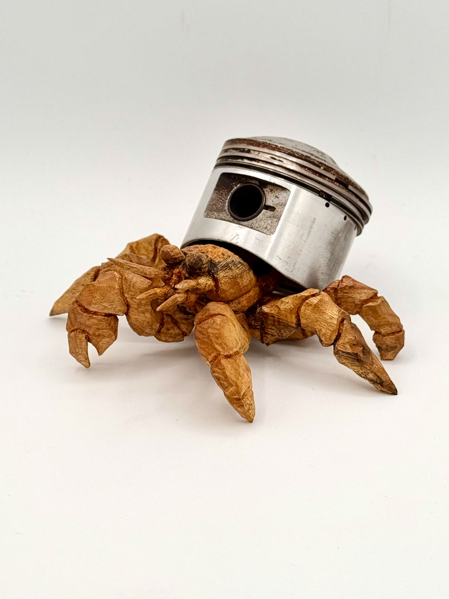 OBJECT -hermit crab-/2025/工業製品のジャンクパーツと木彫を掛け合わせた彫刻シリーズです｡古いバイクのパーツをヤドカリに仕立ててみました｡