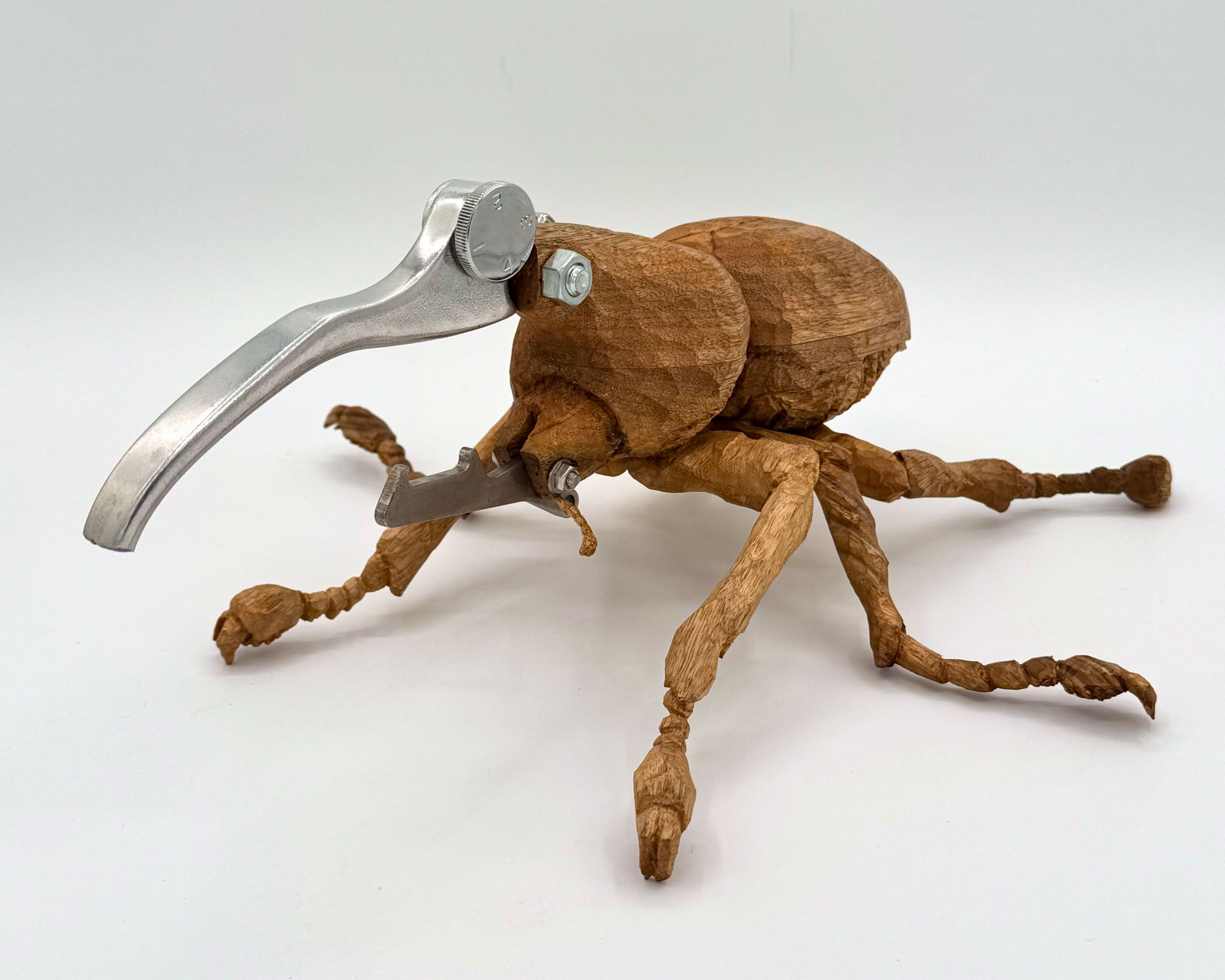 OBJECT -dial beetle-/2026/工業製品のジャンクパーツと木彫を掛け合わせた彫刻シリーズです｡ダイヤルのついた､折れてしまったバイクのブレーキレバーをカブトムシの角に見立てて制作しました｡